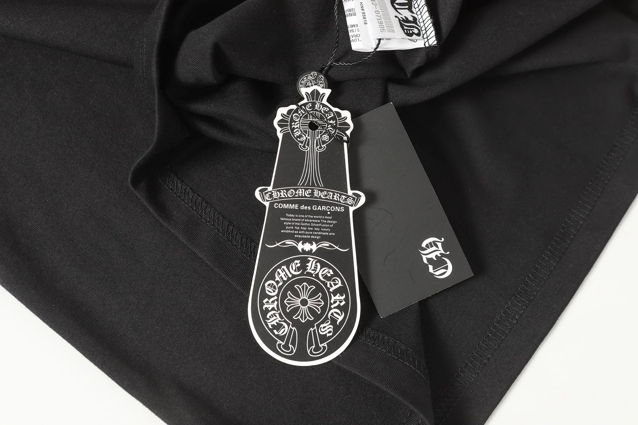 P170 Chrome Hearts CH Chrome Hearts Cross ✝️Denim embroidered Sanskrit short-sleeved T-shirt. Printed using direct injection imported machines. Hardware and accessories are all milled and customized. Correct configuration. Black 2025 Chrome Hearts authentic packaging. 260 grams of custom-dyed double yarn cotton. Large version. Loose and stylish. Differentiated from low version, slim and long version with upper body and hips. 100% commitment: top quality. Not fast food. Highest version on the market. Top quality - different from ordinary versions on the market. If you care about quality, you should also respect the price. Absolutely 0 after-sales service and 0 return rate so far. It’s hard not to love the style - 260g double yarn cotton custom dyed fabric - Correct high-density main mark, washed tag, hand-sewn